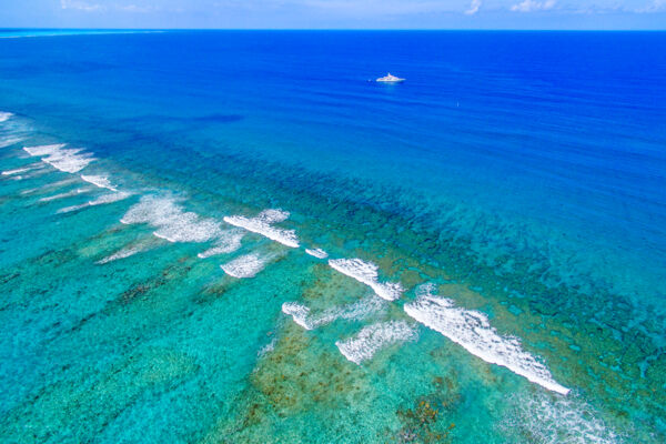 The amazing view over the Grace Bay barrier reef and breaking waves