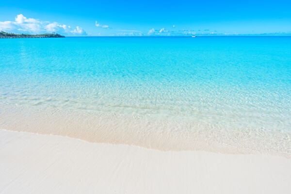 The beach and horizon at Sapodilla Bay